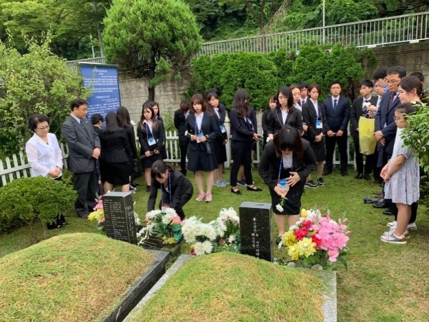 職員からの「交流エピソード」（１）　李秀賢さんの墓前で誓う日韓交流への新たな思いの画像